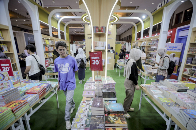 Pengunjung memilih buku dalam pameran Indonesia International Book Fair di JCC Senayan, Jakarta, Kamis (26/9/2024). Foto: Jamal Ramadhan/kumparan