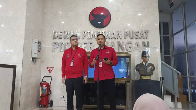 Ketua DPP Enriko Sotarduga dan Ronny Tallapessy saat dijumpai di DPP PDIP, Menteng, Jakpus, Kamis (26/9/2024). Foto: Thomas Bosco/kumparan