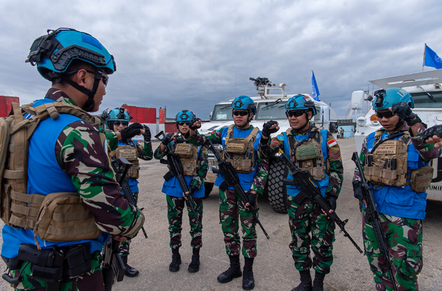 Pasukan penjaga perdamaian UNIFIL dari Indonesia  sedang berpatroli di sepanjang Garis Biru di sekitar El Odeisse, Lebanon selatan. 16 Februari 2023. Pasqual Gorriz (UNIFIL) Foto: Pasqual Gorriz (UNIFIL)