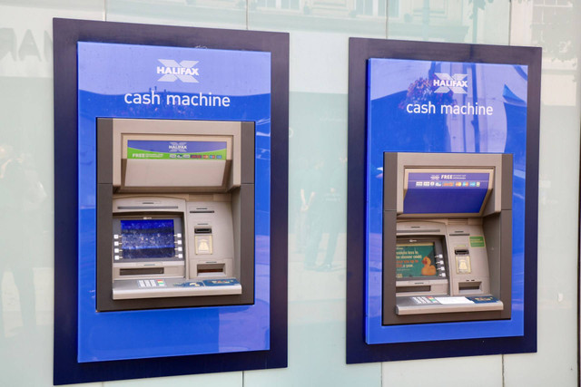 Ilustrasi untuk Cara Menarik Uang di ATM. Sumber: Unsplash/Ethan Wilkinson