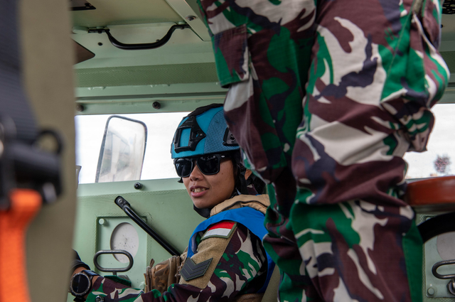 Pasukan penjaga perdamaian UNIFIL dari Indonesia sedang berpatroli di sepanjang Garis Biru di sekitar El Odeisse, Lebanon selatan. 16 Februari 2023. Foto: Pasqual Gorriz (UNIFIL)