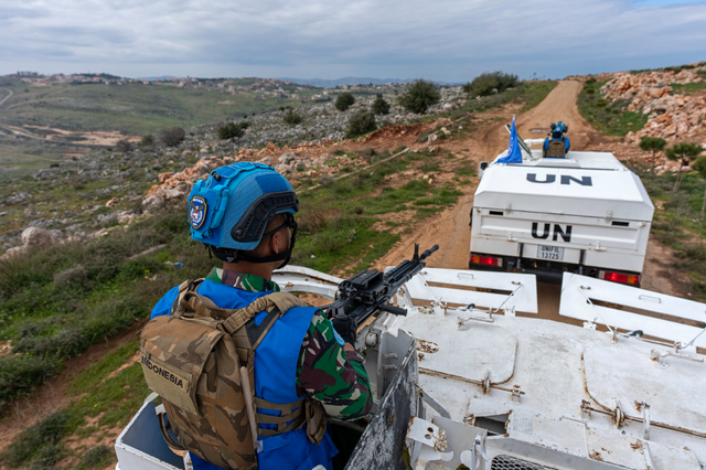 Pasukan penjaga perdamaian UNIFIL dari Indonesia sedang berpatroli di sepanjang Garis Biru di sekitar El Odeisse, Lebanon selatan. 16 Februari 2023. Pasqual Gorriz (UNIFIL) Foto: Pasqual Gorriz (UNIFIL)