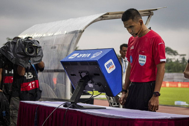 Wasit Muhammad Nazmi melihat layar monitor Wasit Berbantuan Video atau VAR saat terjadi pelanggaran antara pesepak bola PSIS Semarang dengan Arema FC dalam pertandingan BRI Liga 1 di Stadion Moch Soebroto, Magelang, Jawa Tengah, Kamis (26/9/2024). Foto: Aji Styawan/ANTARA FOTO 