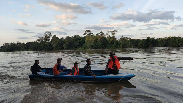 Upaya pencarian warga tenggelam di Sungai Melawi. Foto: Dok Polres Melawi