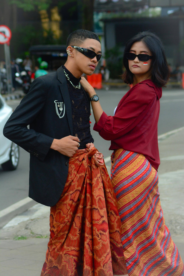 Photo by Mat Umar from Pexels: https://www.pexels.com/photo/young-couple-posing-in-the-city-street-13898009/