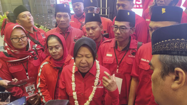 Calon Gubernur Jawa Timur nomor urut 3, Tri Rismaharini usai acara Rakerdasus DPD PDI Perjuangan Jawa Timur di Hotel Vasa Surabaya, Kamis (26/9/2024). Foto:  Farusma Okta Verdian/kumparan