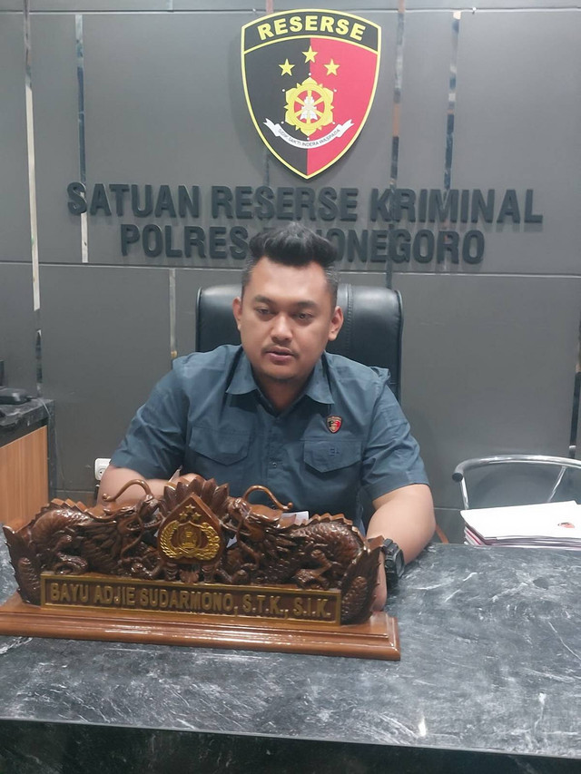 Kasat Reskrim Polres Bojonegoro, AKP Bayu Adjie Sudarmono saat memberikan keterangan. Kamis (26/09/2024) (Aset: Imam Nurcahyo/BeritaBojonegoro)