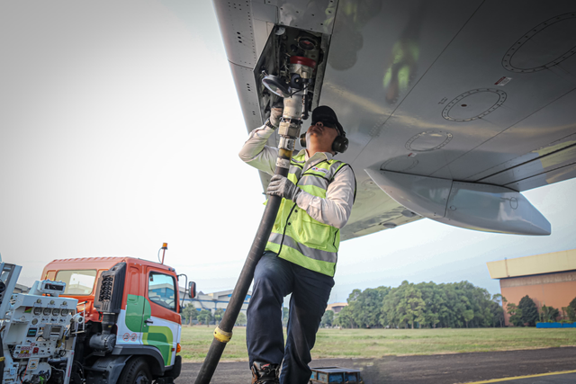 Petugas Pertamina Patra Niaga saat mengisi avtur ke pesawat. Foto: Dok. Pertamina