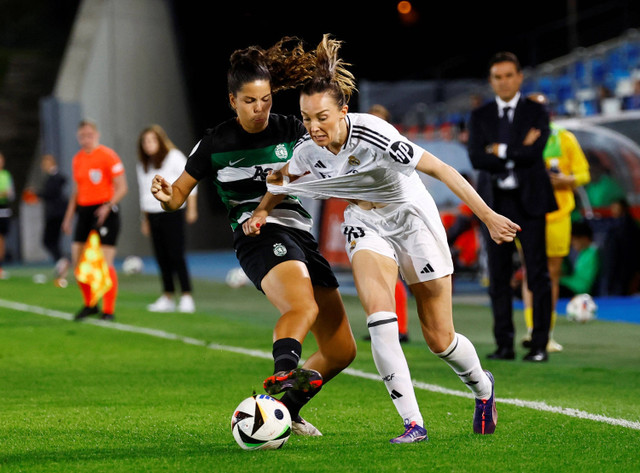 Pemain Real Madrid wanita Caroline Weir berusaha melewati pemain Sporting Lisbon Andreia Bravo pada pertandingan Leg kedua ronde kedua Liga Champions Wanita di Stadion Estadio Alfredo Di Stefano, Madrid, Spanyol, Kamis (26/9/2024). Foto: Susana Vera/REUTERS 