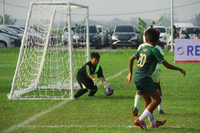 Pertandingan sepak bola liga anak di Surabaya. Foto: Masruroh/Basra