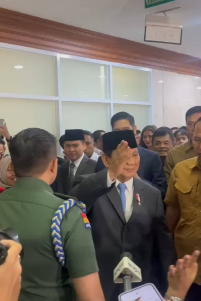 Menteri Pertahanan yang juga Presiden terpilih Prabowo Subianto tiba untuk mengikuti rapat kerja dengan Komisi I DPR di Kompleks Parlemen, Senayan, Jakarta, Rabu (25/9/2024). Foto: Haya Syahira/kumparan