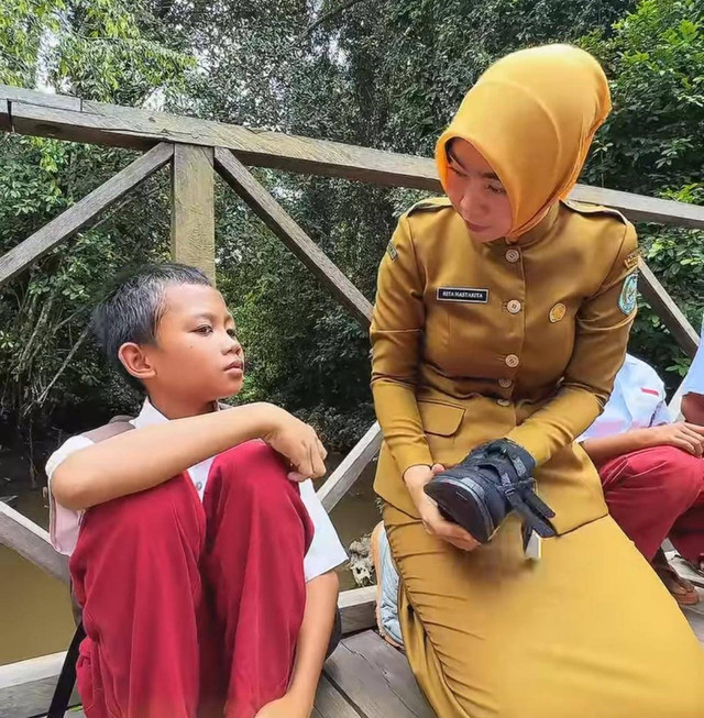 Kadisdikbud Kalbar, Rita Hastarita saat memberikan sepatu kepada siswa yang belum pernah memakai sepatu saat ke sekolah. Foto: Dok. Instagram @rita_bersamakalian