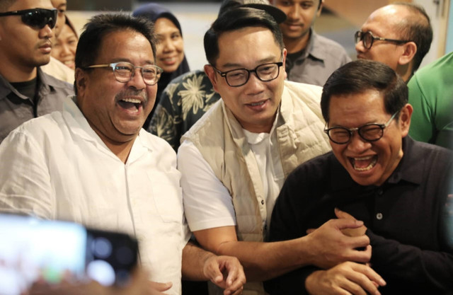 Momen akrab Ridwan Kamil bertemu Rano karno dan Pramono Anung di TIM jelang pengumuman nomor urut oleh KPUD Jakarta, Senin (23/9/2024).  Foto: Dok. Tim Media Ridwan Kamil