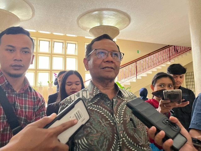 Mahfud MD memberikan keterangan kepada wartawan di Yogyakarta. (Foto : M Wulan)