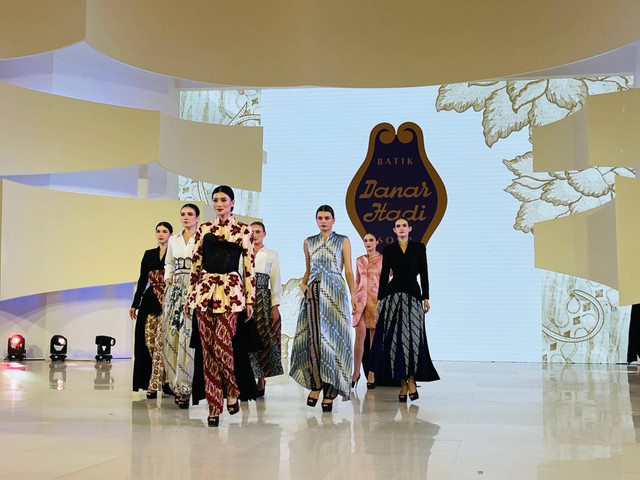 Koleksi Batik Danar Hadi pada Fashion Nation, Senayan City, Kamis (26/9). Foto: Dok. Danar Hadi