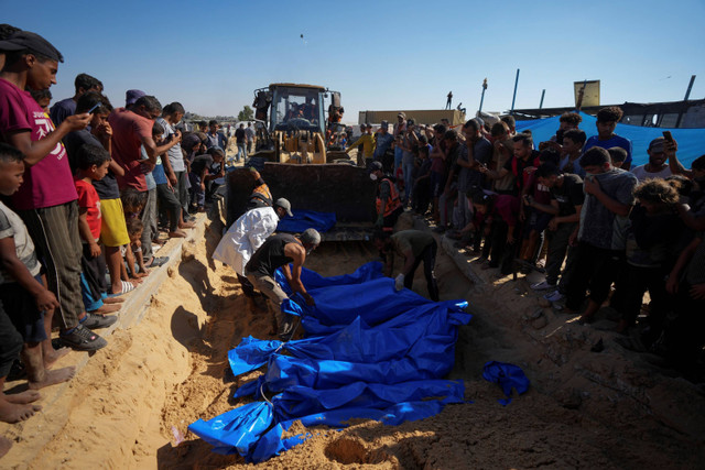 Warga menguburkan mayat warga Palestina yang diculik militer Israel selama operasi di Gaza dan dikembalikan pada pekan ini, di Khan Younis, Jalur Gaza, Kamis, 26 September 2024. Foto: Abdel Kareem Hana / AP Photo