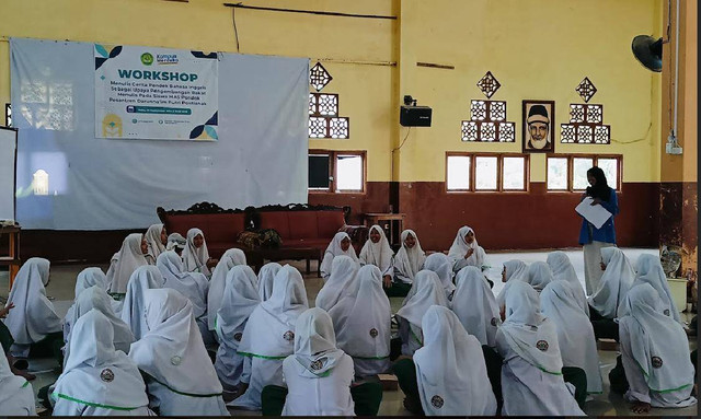 Para santri di MAS  Darunnaim Putri Pontianak saat mengikuti workshop menulis pendek. Foto: Dok. Istimewa