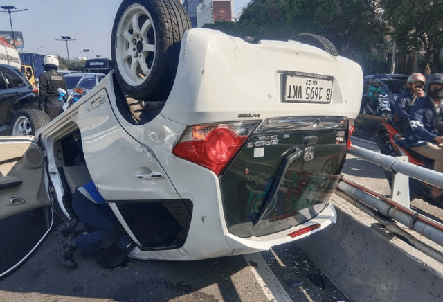 Mobil terbalik dalam kecelakaan beruntun di Tol Dalam Kota KM 07+600 (Semanggi) arah Cawang, Jumat (27/9/2024). Foto: Twitter/ @TMCPoldaMetro