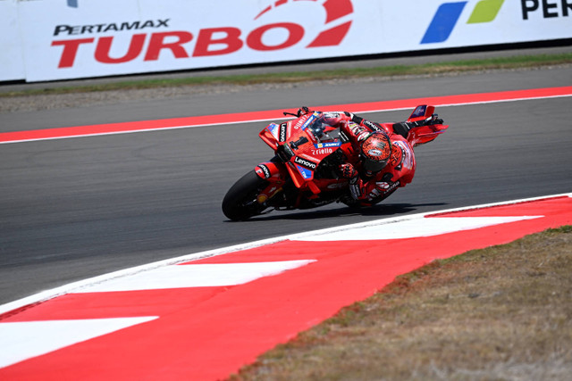 Pembalap Tim Ducati Lenovo Francesco Bagnaia memacu sepeda motornya saat sesi latihan bebas MotoGP Mandalika di Pertamina Mandalika International Street Circuit, Lombok, NTB, Jumat (27/9/2024). Foto: Bay Ismoyo/AFP