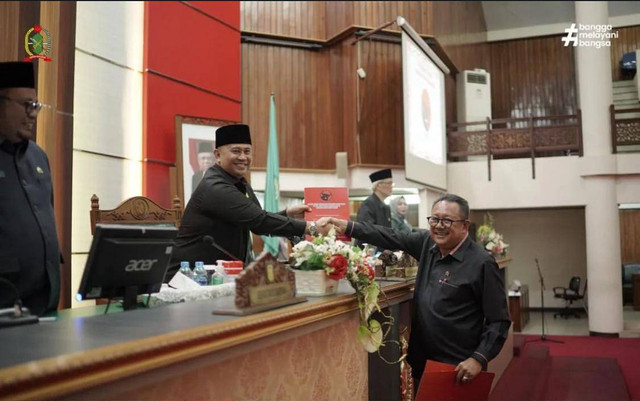 Juru bicara Fraksi PDIP saat menyerahkan pendapat akhir fraksi ke Wakil Ketua DPRD Kalbar. Foto: Dok, Instagram dprd.kalbar