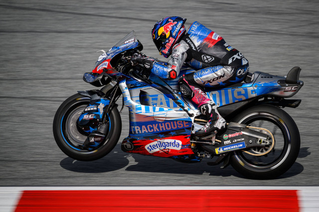 Pembalap Aprilia-Trackhouse asal Portugal, Miguel Oliveira, berkompetisi pada sesi latihan kedua akhir pekan MotoGP Austria di arena balap Red Bull Ring di Spielberg, Austria pada 16 Agustus 2024. Foto: Jure Makovec/AFP