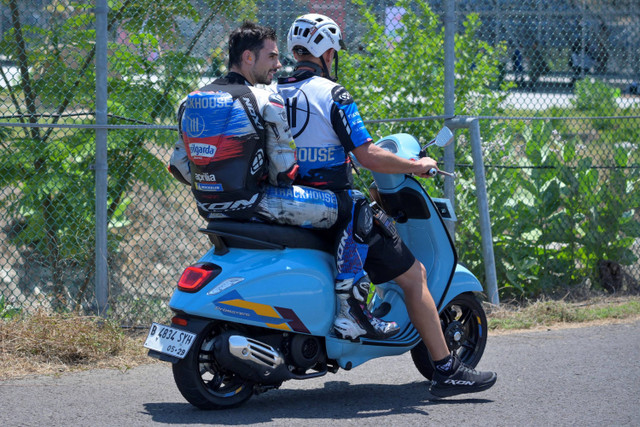 Miguel Oliveira mengendarai skuter untuk kembali ke pit saat sesi latihan bebas untuk balapan MotoGP 2024 di Sirkuit Internasional Pertamina Mandalika, Lombok, Nusa Tenggara Barat, Jumat (27/9/2024). Foto: Bay Ismoyo/AFP