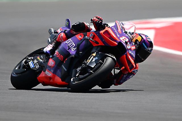 Pembalap Prima Pramac Jorge Martin memacu kecepatan saat mengikuti sesi latihan bebas MotoGP Mandalika di Pertamina Mandalika International Street Circuit, Lombok Tengah, NTB, Jumat (27/9/2024). Foto: Akbar Nugroho Gumay/ANTARA FOTO