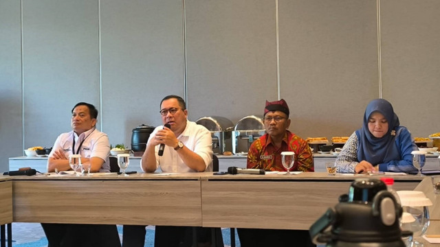 Staf Khusus Presiden Bidang Ekonomi, Arif Budimanta menyampaikan paparan dalam diskusi dengan media di Banyuwangi, Jumat (27/9/2024). Foto: Ave Airiza/kumparan