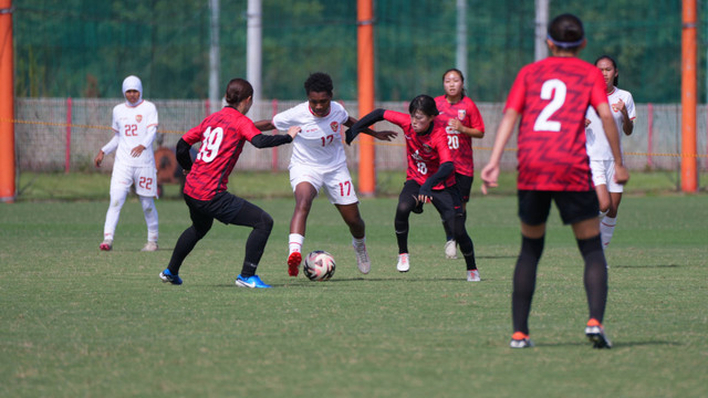 Timnas Wanita Indonesia saat menghadapi Urawa Reds Ladies dalam rangkaian training camp dan uji coba ke Jepang pada September-Oktober 2024. Foto: Dok. PSSI 