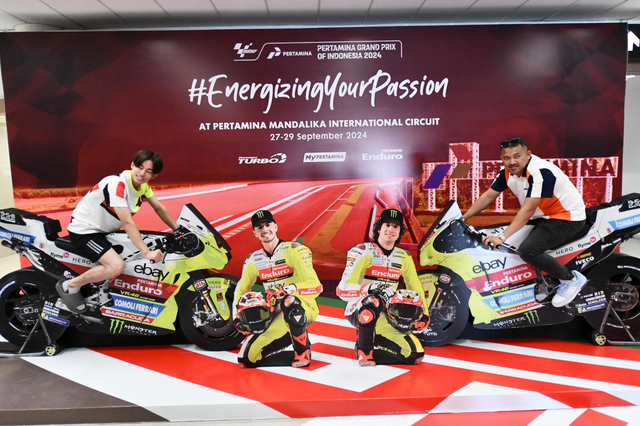 Wisatawan berfoto dengan papan berbentuk motor Pembalap Pertamina Enduro VR46 Racing Team di Lombok International Airport, Lombok Tengah, Nusa Tenggara Barat pada Kamis (26/9/2024). Foto: Dok. Pertamina