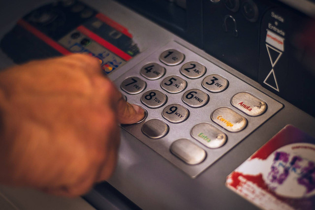 Ilustrasi tarik uang di ATM. Foto: Unsplash