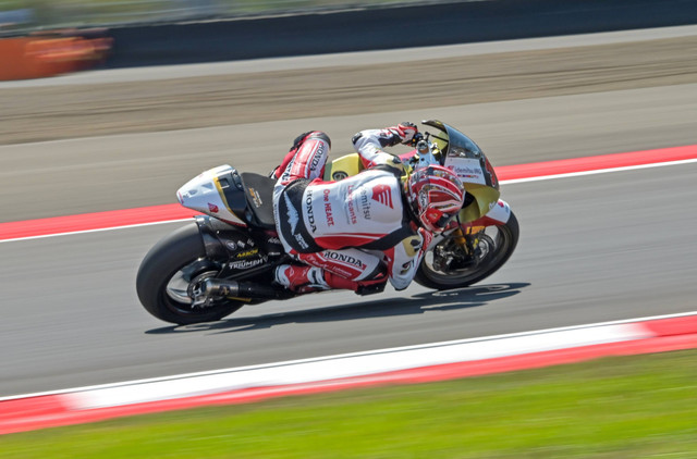 Pembalap tim Idemitsu Honda Team Asia Mario Suryo Aji memacu motornya saat mengikuti sesi practice Moto2 Mandalika di Pertamina Mandalika International Street Circuit, Lombok, NTB, Jumat (27/9/2024). Foto: Ahmad Subaidi/ANTARA FOTO