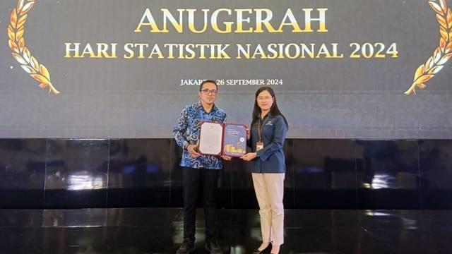 Plt Kepala Diskominfo Sitaro Stanly C F Tukunang saat menerima penghargaan dari BPS di peringatan Hari Statistik Nasional, di Jakarta.