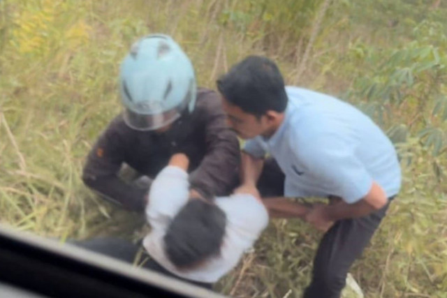 Aksi anggota Polri yang bertugas di SPKT Polres Lampung Barat saat menangkap pencuri motor saat bersama anak dan istrinya, di Gunung Sugih, Lampung Tengah  pada Kamis (26/9/2024). Foto: Dok. Polri