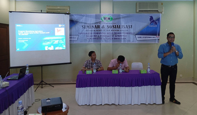 Manager PLN UP3 Sanggau, Hendy Gita Wedhatama seddang memaparkan Program Si Jantan (LiStrik Jualan Ayam terNak Tambah cuAN) kepada para perternak ayam di lingkungan Kabupaten Sanggau. Foto: Dok. PLN Kalbar