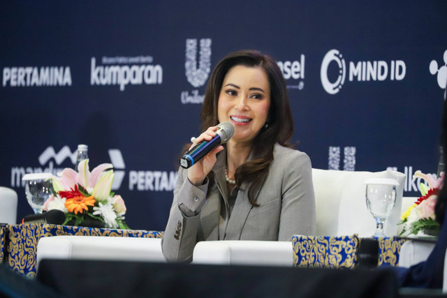 Wakil Direktur Utama Bank Mandiri Alexandra Askandar menyampaikan paparan saat sesi panel kumparan Green Initiative Conference 2024 di Hotel Borobudur, Jakarta, Rabu (25/9/2024). Foto: Jamal Ramadhan/kumparan