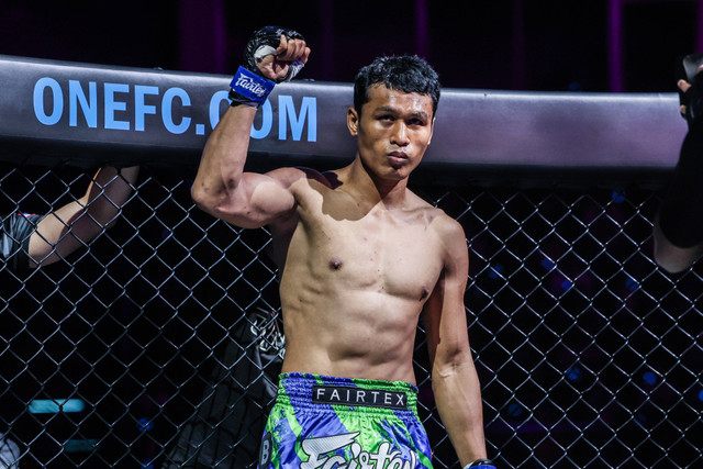 Smokin' Jo Nattawut dalam laga Muay Thai kontra Tawanchai PK Saenchai ONE 167 pada Juni 2024. Foto: ONE Championship