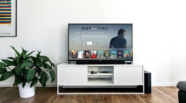 Ilustrasi perbedaan Google TV dan Android TV. Foto: Unsplash/Jens Kreuter 