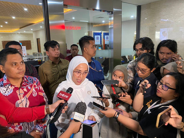 Mantan Kader PDIP, Tia Rahmania bersama kuasa hukumnya, Jupriyanto Purba di Bareskrim Polri usai konsultasi hukum masalah pemecatannya dari PDIP pada Jumat (27/9). Foto: Abid Raihan/kumparan