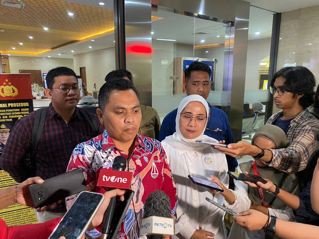 Mantan Kader PDIP, Tia Rahmania bersama kuasa hukumnya, Jupriyanto Purba di Bareskrim Polri usai konsultasi hukum masalah pemecatannya dari PDIP pada Jumat (27/9). Foto: Abid Raihan/kumparan