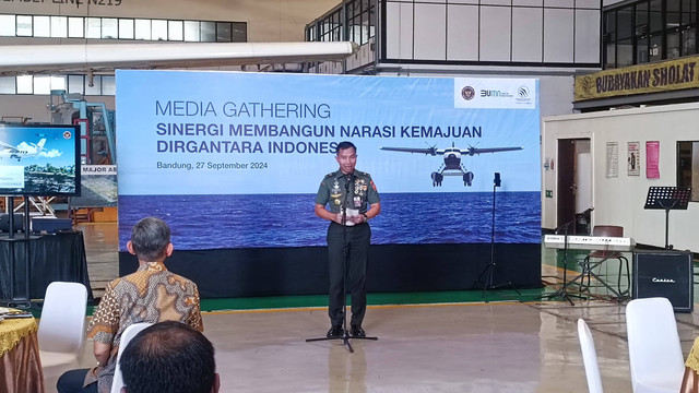 Karo Humas Kemhan Brigjen TNI Edwin Adrian Sumantha saat dijumpai di PTDI, Bandung, Jumat (27/9). Foto: Thomas Bosco/kumparan