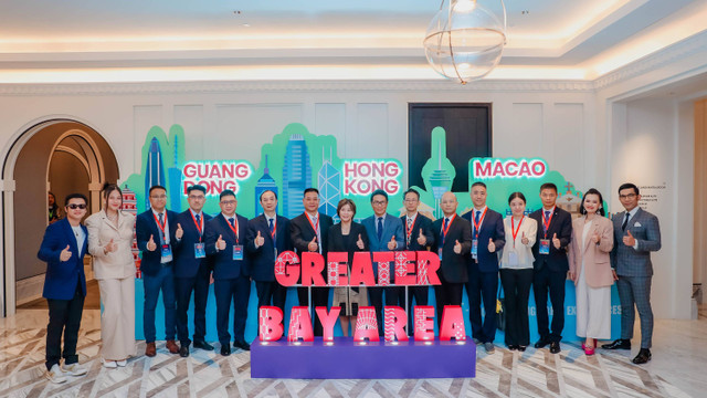 Para perwakilan dari Badan Pariwisata Hong Kong, Guangdong dan Macao saat meresmikan acara pembukaan "Greater Bay Area - Connecting Great Experiences" Trade and Media Dinner di Jakarta (26/09). Foto: Dok. Hong Kong Tourism Board (HKTB)