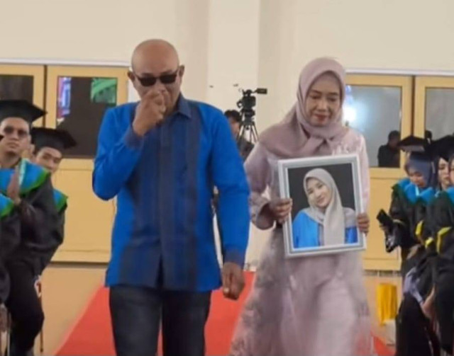 Momen haru orang tua wakilkan wisuda anaknya, mahasiswi Politeknik Negeri Pontianak yang sudah meninggal. Foto: Dok. TikTok/@mediapolnep