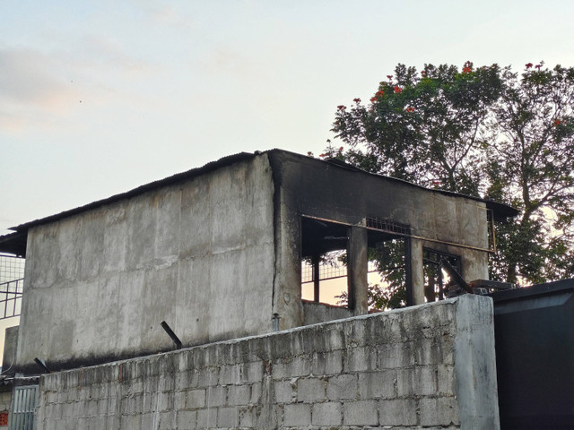 Sebuah gudang mebel tampak rusak akibat terbakar yang diduga akibat korsleting listrik di Kalurahan Sinduadi, Kapanewon Mlati, Kabupaten Sleman, Jumat (27/9). Foto: Arfiansyah Panji/kumparan