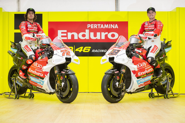 Pembalap Pertamina Enduro VR46 Racing Team Marco Bezzecchi (kiri) dan Fabio Di Giannantonio (kanan) dalam memperkenalkan livery khusus edisi Pertamina Grand Prix of Indonesia. Foto: Dok. Pertamina