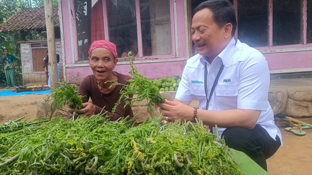 Direktur Utama PNM, Arief Mulyadi bersama Sa'adi. Foto: Ave Airiza Gunanto/kumparan