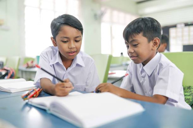 Ilustrasi anak-anak sedang belajar bersama di kelas. (Sumber: https://www.istockphoto.com).