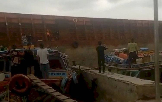 Suasana usai kapal tongkang tabrak kapal jukung di Sungai Musi, Palembang, Foto : Ist