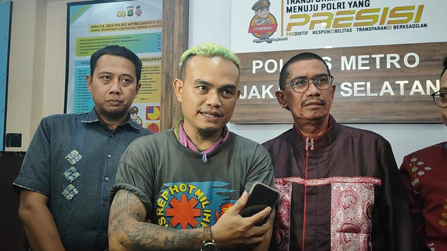 Kakak Nikita Mirzani, Edwin, dan kuasa hukum Fahmi Bachmid, di Polres Jakarta Selatan, Jumat (27/9). Foto: Giovanni/kumparan