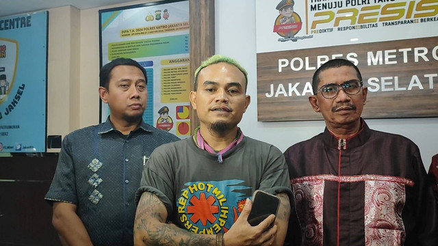 Kakak Nikita Mirzani, Edwin, dan kuasa hukum Fahmi Bachmid, di Polres Jakarta Selatan, Jumat (27/9). Foto: Giovanni/kumparan